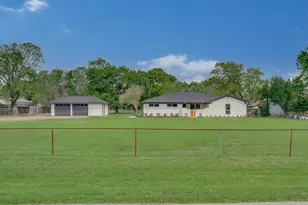 1105 Redberry Hill Rd, Baytown, TX 77521 - Photo 2