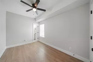 402 E 37th St, Houston, TX 77018 - Photo 4