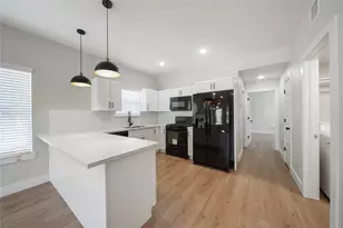 402 E 37th St, Houston, TX 77018 - Photo 2