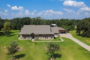 155 Horse Shoe Trail, Angleton, TX 77515 - Photo 2