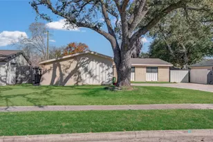 5926 Ettrick Dr, Houston, TX 77035 - Photo 2