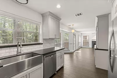 39 W Tallowberry Drive, The Woodlands, TX 77381 - Photo 6