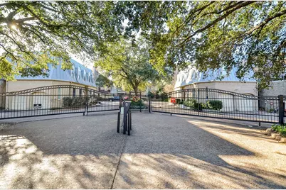 4 Bayou Pointe Drive, Houston, TX 77063 - Photo 2