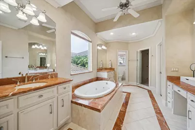 86 S Creekside Court, Houston, TX 77055 - Photo 20