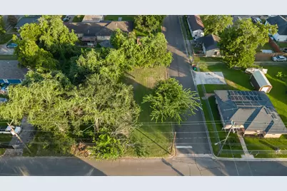 613 W Nazro Street, Baytown, TX 77520 - Photo 8