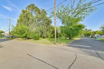 613 W Nazro Street, Baytown, TX 77520 - Photo 6