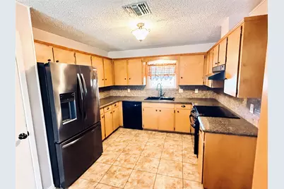 2205 James Avenue, El Campo, TX 77437 - Photo 4