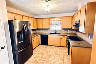 2205 James Ave, El Campo, TX 77437 - Photo 4