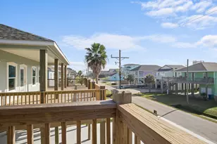 882 Townsend Dr, Crystal Beach, TX 77650 - Photo 4