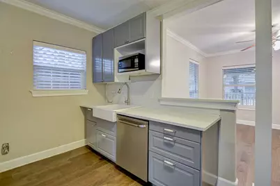 711 W 10th Street #A, Houston, TX 77008 - Photo 8
