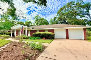 204 Hillcrest Dr, Alvin, TX 77511 - Photo 1