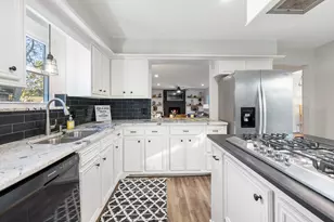 623 Hickory Ridge Dr, Shenandoah, TX 77381 - Photo 6