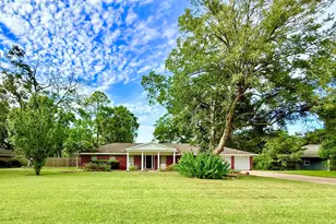 204 Hillcrest Dr, Alvin, TX 77511 - Photo 1