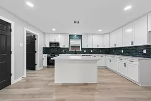 6026 Ridgeway Dr, Houston, TX 77033 - Photo 2