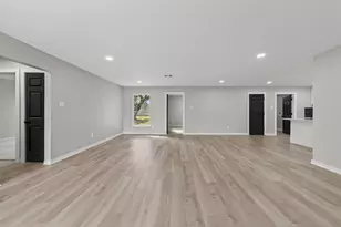 6026 Ridgeway Dr, Houston, TX 77033 - Photo 6