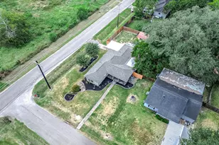 237 McLemore Dr, Alvin, TX 77511 - Photo 32