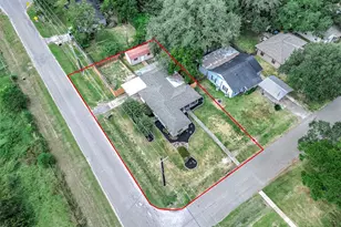 237 McLemore Dr, Alvin, TX 77511 - Photo 2