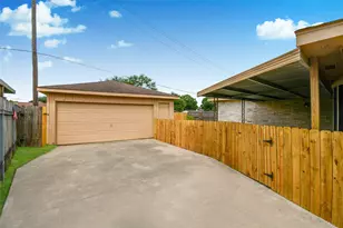 12110 Kirkholm Dr, Houston, TX 77089 - Photo 2