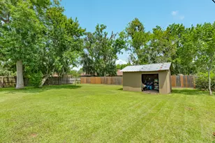 310 Dogwood St, Lake Jackson, TX 77566 - Photo 24
