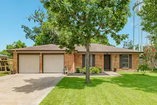 310 Dogwood St, Lake Jackson, TX 77566 - Photo 1
