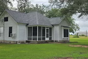 1011 6th St, East Bernard, TX 77435 - Photo 2