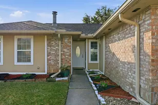 2805 Pickett Dr, League City, TX 77573 - Photo 2