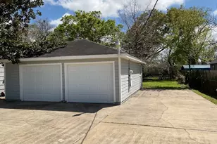 201 Smith St, Clute, TX 77531 - Photo 22