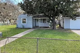 201 Smith St, Clute, TX 77531 - Photo 2