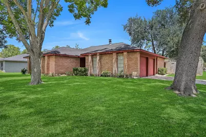 305 Castlelake Drive, Friendswood, TX 77546 - Photo 6