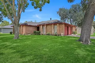 305 Castlelake Dr, Friendswood, TX 77546 - Photo 6