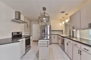 114 Persimmon Ln, Lake Jackson, TX 77566 - Photo 10