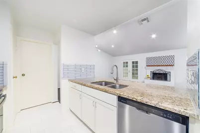 26 S White Pebble Court, The Woodlands, TX 77380 - Photo 10