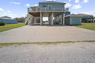857 Gulfview Dr, Crystal Beach, TX 77650 - Photo 2