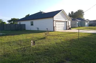 1027 Wallace St, Columbus, TX 78934 - Photo 2