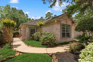 23 E Sienna Pl, The Woodlands, TX 77382 - Photo 2
