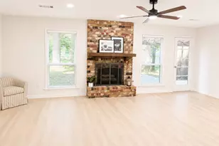 204 Royal Oaks St, Huntsville, TX 77320 - Photo 10