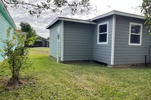 1507 W 5th St, Freeport, TX 77541 - Photo 8