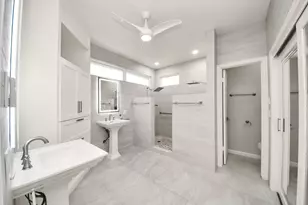 1302 Wickshire Ln, Houston, TX 77043 - Photo 14