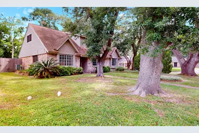 5221 Cottonwood Circle, Dickinson, TX 77539 - Photo 2