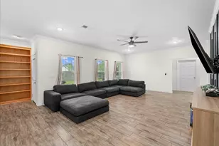 931 Broadway, Winnie, TX 77665 - Photo 18