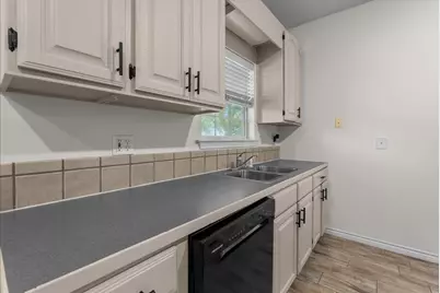 931 Broadway, Winnie, TX 77665 - Photo 10