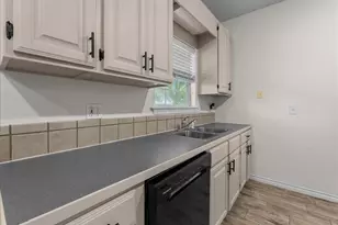 931 Broadway, Winnie, TX 77665 - Photo 10