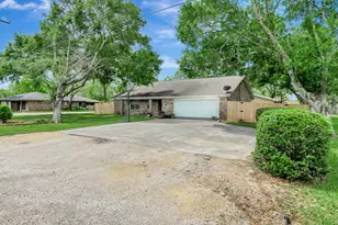 1002 S 2nd St, Ganado, TX 77962 - Photo 4