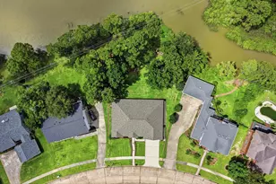 911 Oak Leaf St, La Porte, TX 77571 - Photo 32