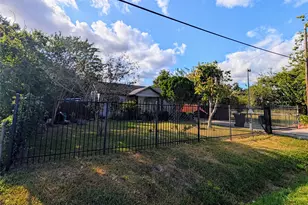 5817 Wayne St, Houston, TX 77026 - Photo 2