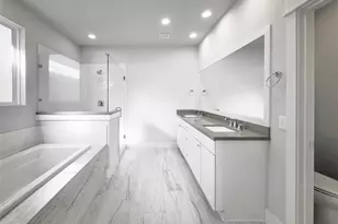 1602 Westside Gardens Ln, Houston, TX 77055 - Photo 12