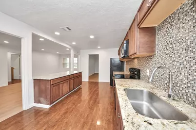5521 Southlea Street, Houston, TX 77033 - Photo 10