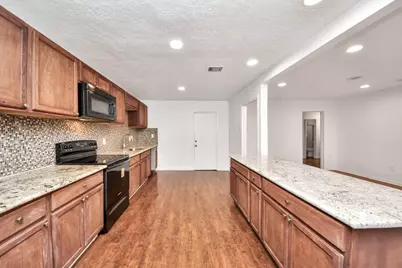 5521 Southlea Street, Houston, TX 77033 - Photo 8