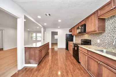 5521 Southlea Street, Houston, TX 77033 - Photo 10