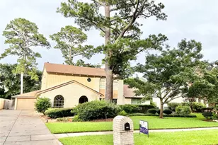1022 Oak Leaf St, La Porte, TX 77571 - Photo 2